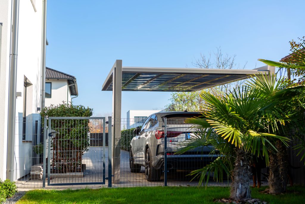 Ximax MyPort, alumínium kocsibeálló, kész kocsibeálló, fedett kocsibeálló, autóbeálló, rozsdamentes acél szín, polikarbonát tető, integrált csatorna, Deluxe Building