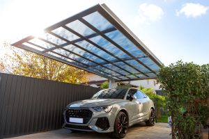 Ximax MyPort, alumínium kocsibeálló, kész kocsibeálló, fedett kocsibeálló, autóbeálló, rozsdamentes acél szín, polikarbonát tető, integrált csatorna, Deluxe Building