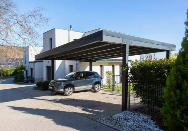 Kocsibeálló fából, dupla kocsibeálló, modern autóbeálló, rétegragasztott fa szerkezettel, szendicspanel fedéssel