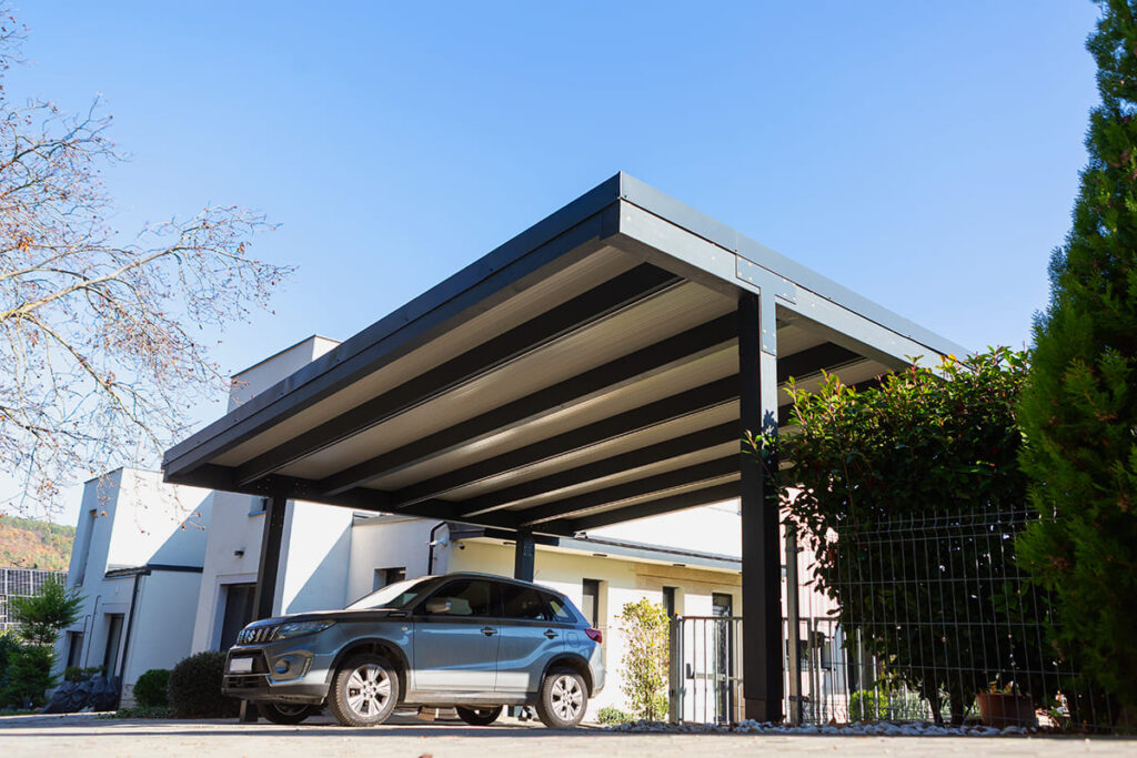 Kocsibeálló fából, dupla kocsibeálló, modern autóbeálló, rétegragasztott fa szerkezettel, szendicspanel fedéssel