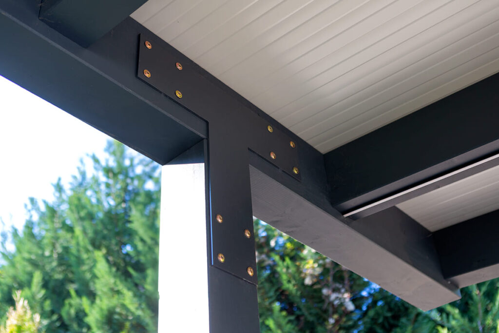 Kocsibeálló fából, dupla kocsibeálló, modern autóbeálló, rétegragasztott fa szerkezettel, szendicspanel fedéssel