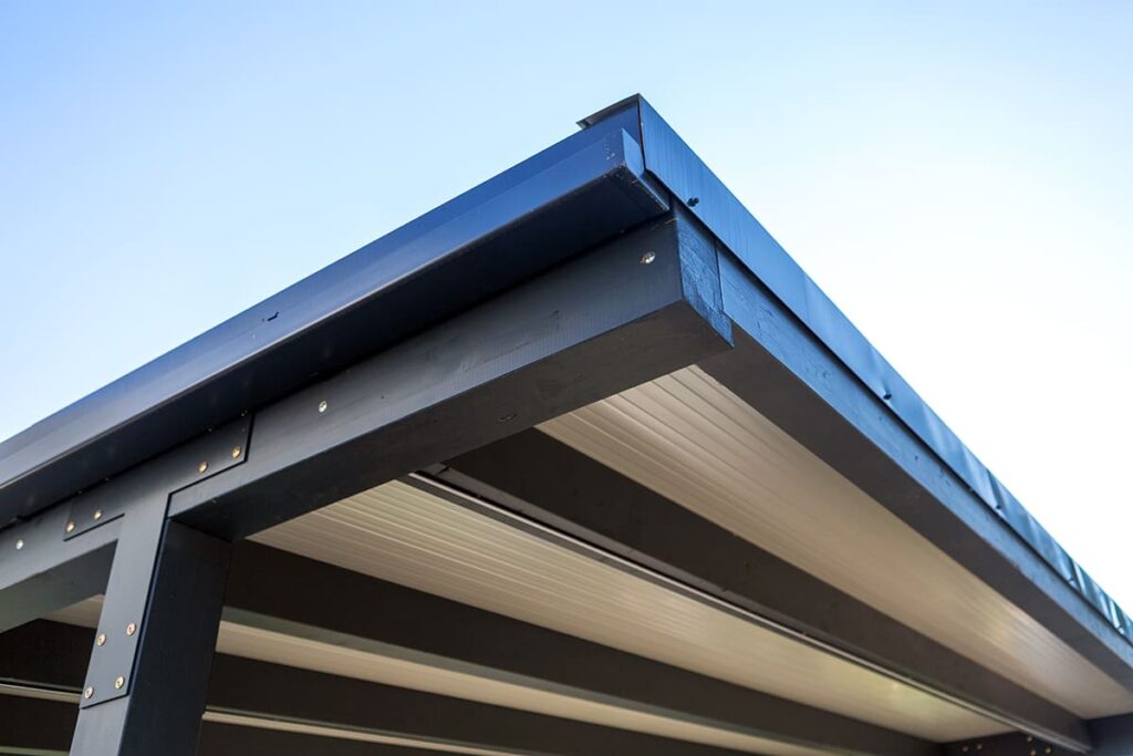 Kocsibeálló fából, dupla kocsibeálló, modern autóbeálló, rétegragasztott fa szerkezettel, szendicspanel fedéssel