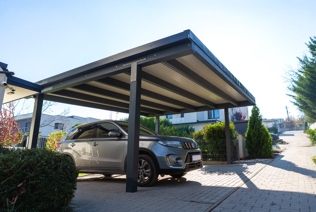 Kocsibeálló fából, dupla kocsibeálló, modern autóbeálló, rétegragasztott fa szerkezettel, szendicspanel fedéssel