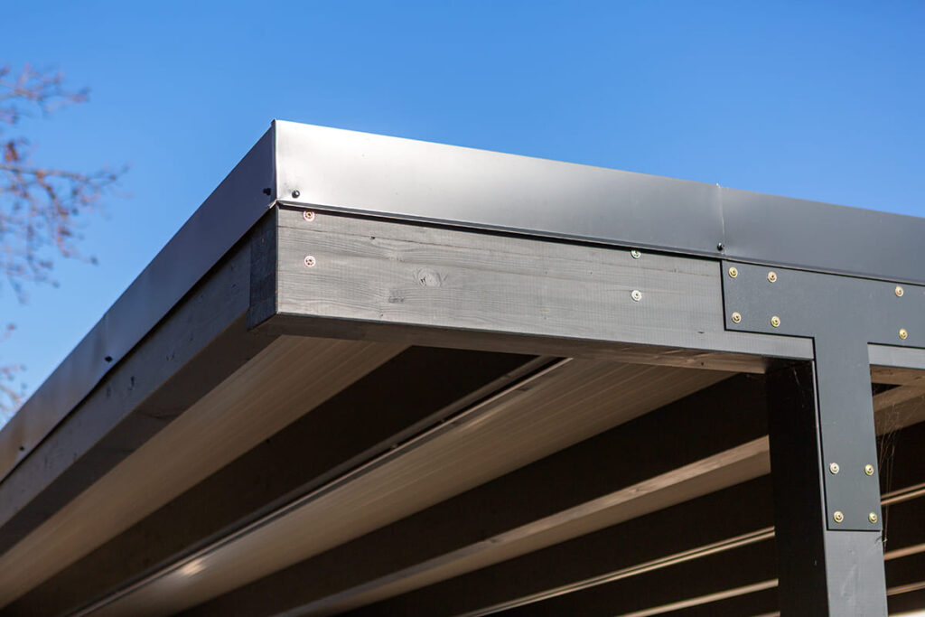 Kocsibeálló fából, dupla kocsibeálló, modern autóbeálló, rétegragasztott fa szerkezettel, szendicspanel fedéssel