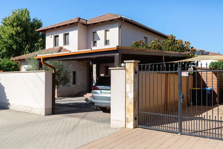 Kocsibeálló ötletek, egyedi kocsibeálló fából, fa kocsibeálló, autóbeálló, Deluxe Building