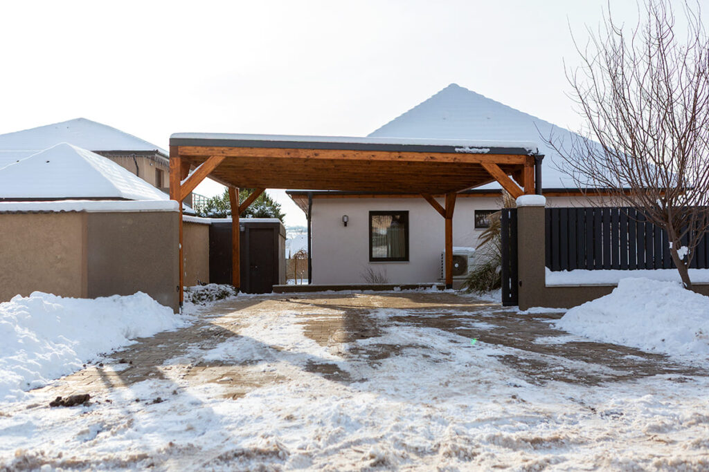 kocsibeálló ötletek, fedett kocsibeálló, dupla autóbeálló, kocsibeálló télre, hóteher, hóteherbírás, téli beálló