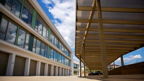 Fedett parkoló, irodai parkoló, Szőlőliget lakópark, fedett beálló, alumínium szerkezet, polikarbonát fedés, Deluxe Building 01